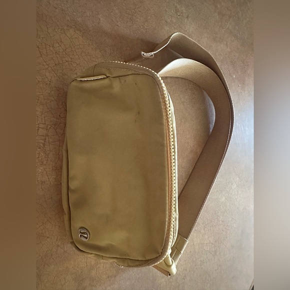 🍋 Lululemon 🍋Everywhere Belt Bag- Golden sand - Very Rare Color - Picture 7 of 11